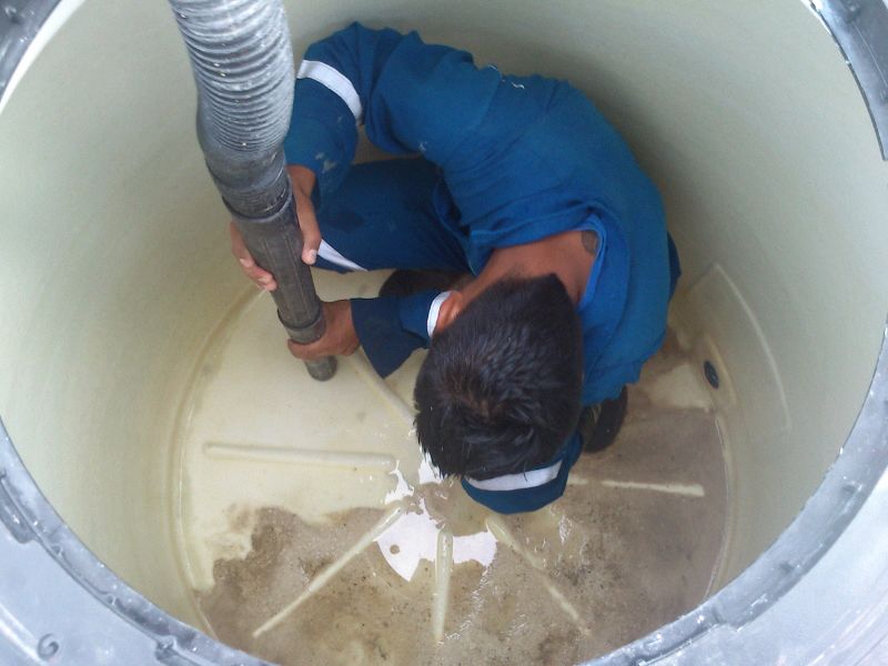 Water tanks cleaning service